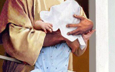 Jesús juega con el bebé