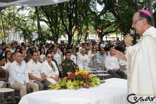 Cesar celebra sus 46 años violando la Constitución