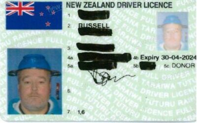 Pastafari neozelandés usa colador en foto de licencia de conducción