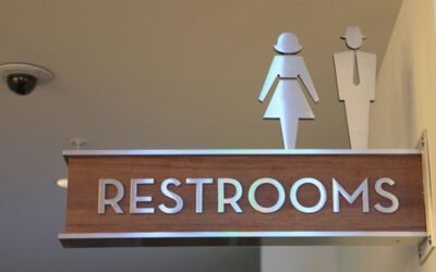 Por qué debemos dejar de separar los baños públicos por género
