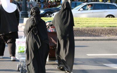 Merkel pide acabar privilegio religioso para la burka