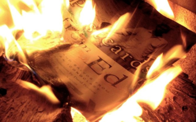 Grupo feminista quema libros homofóbicos en FIL Guadalajara