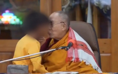 Dalái Lama besa niño y pide que chupe su lengua